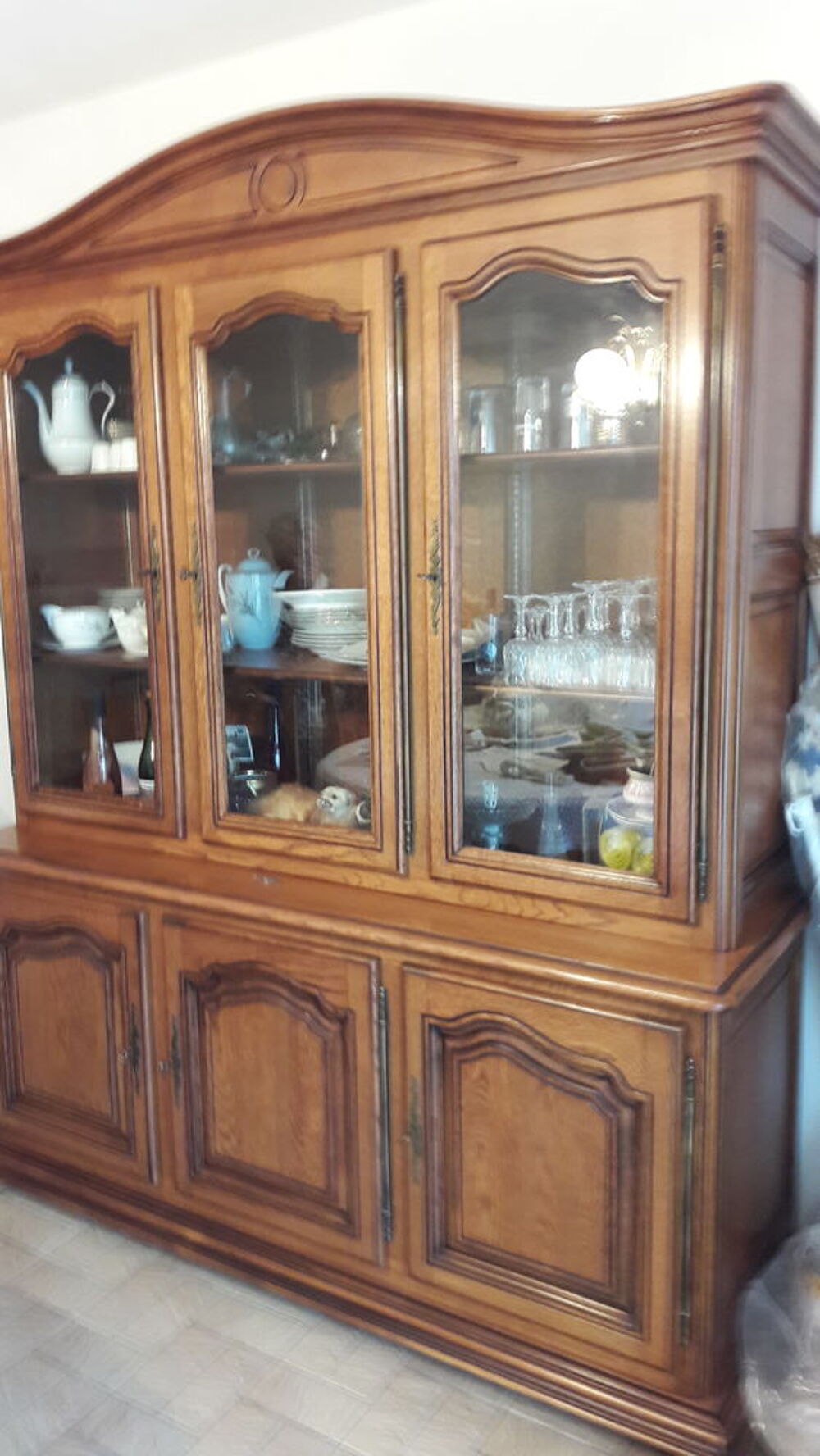 Un buffet deux &eacute;l&eacute;ments + table et chaises Meubles