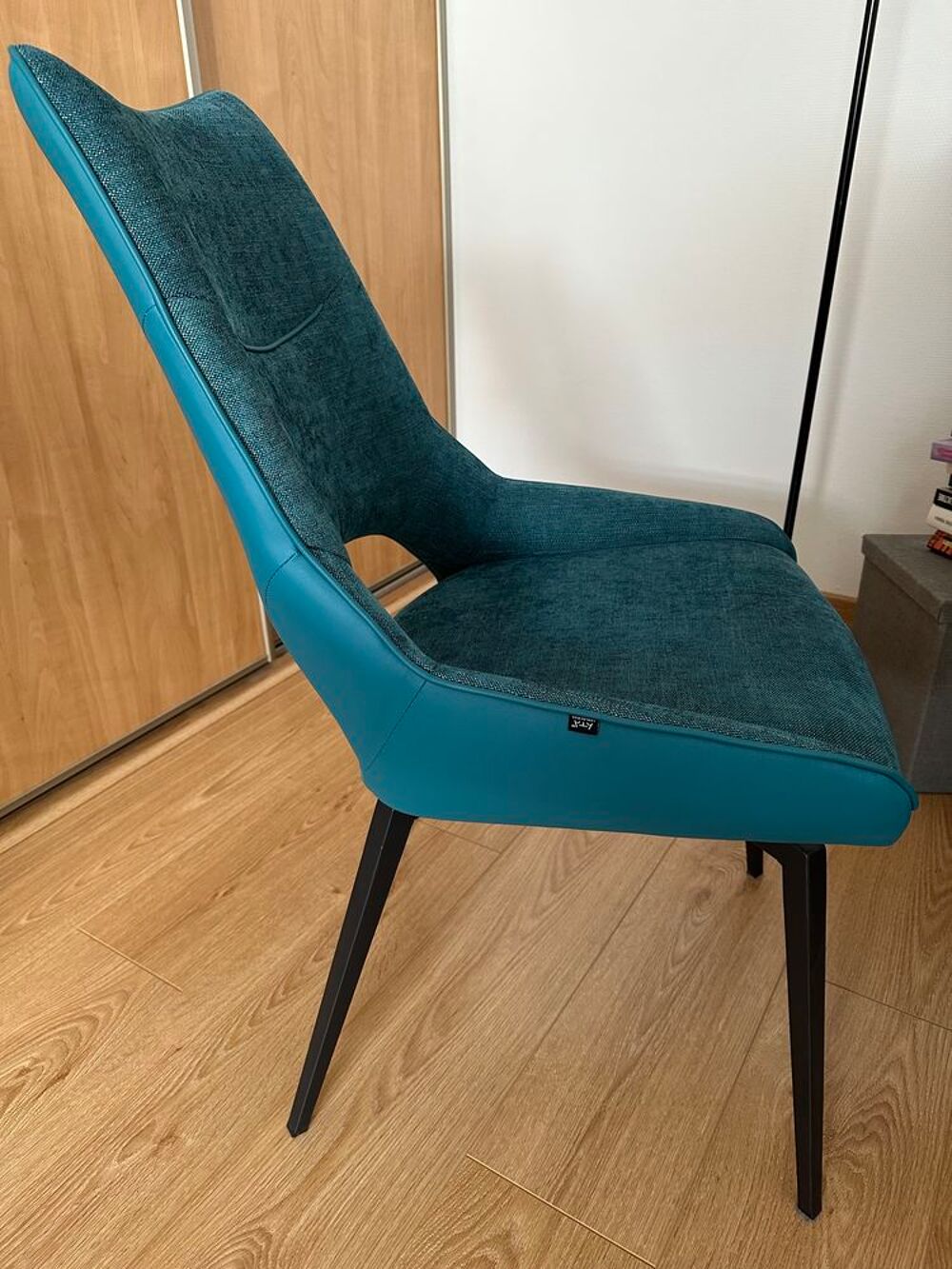 Ensemble de 6 chaises design pieds m&eacute;tal noir FURTIF Meubles