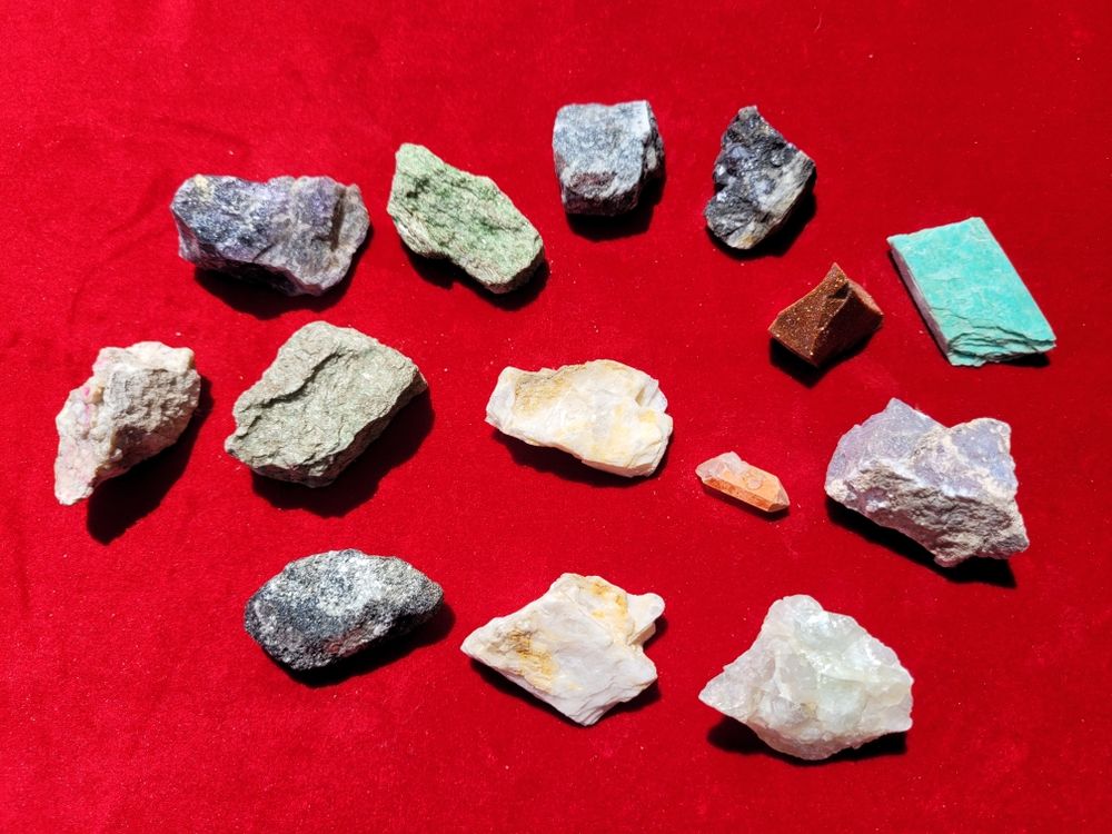 Collection de petites pierres naturelles (min&eacute;raux et cristaux) 