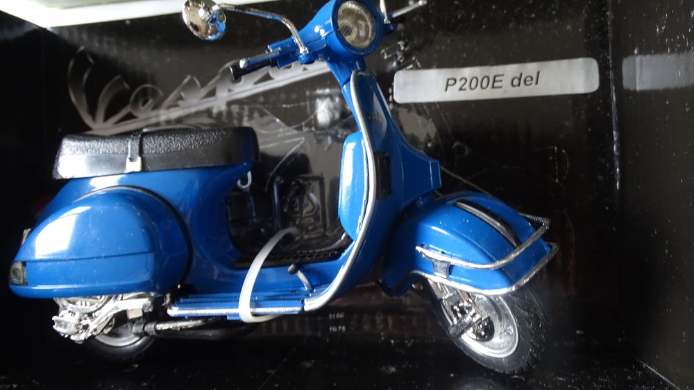 V44/SCOOTER VESPA
Echelle 1/12
Marque : NEWRAY
Etat neuf Jeux / jouets
