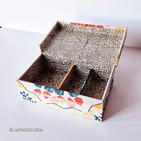 Tr�s belle boite en carton �pais pour sachets de tisane, fai 5 Saumur (49)