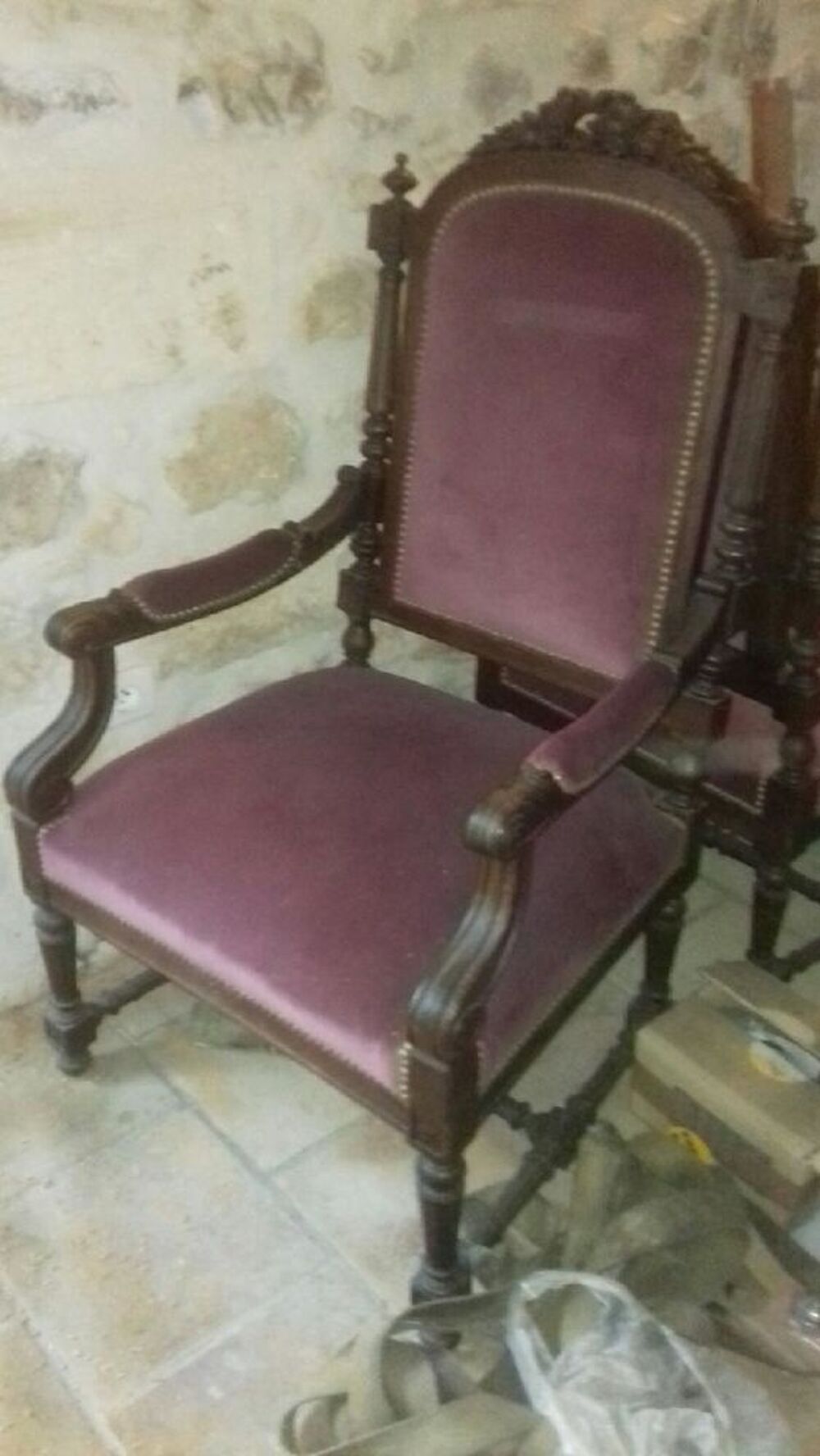 Deux beau fauteuils larges bois et velours grenat. Meubles