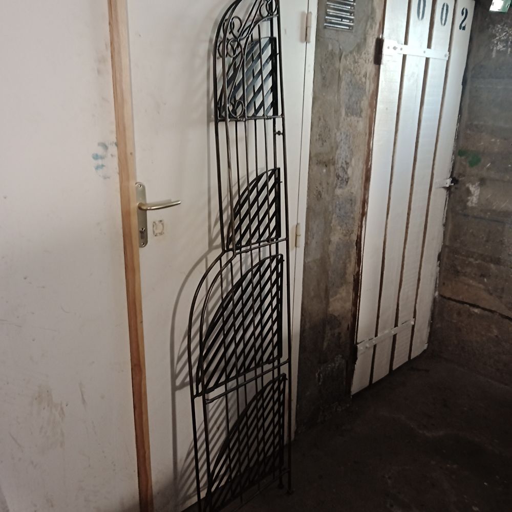 &Eacute;tag&egrave;re d'angle en fer forg&eacute; Meubles