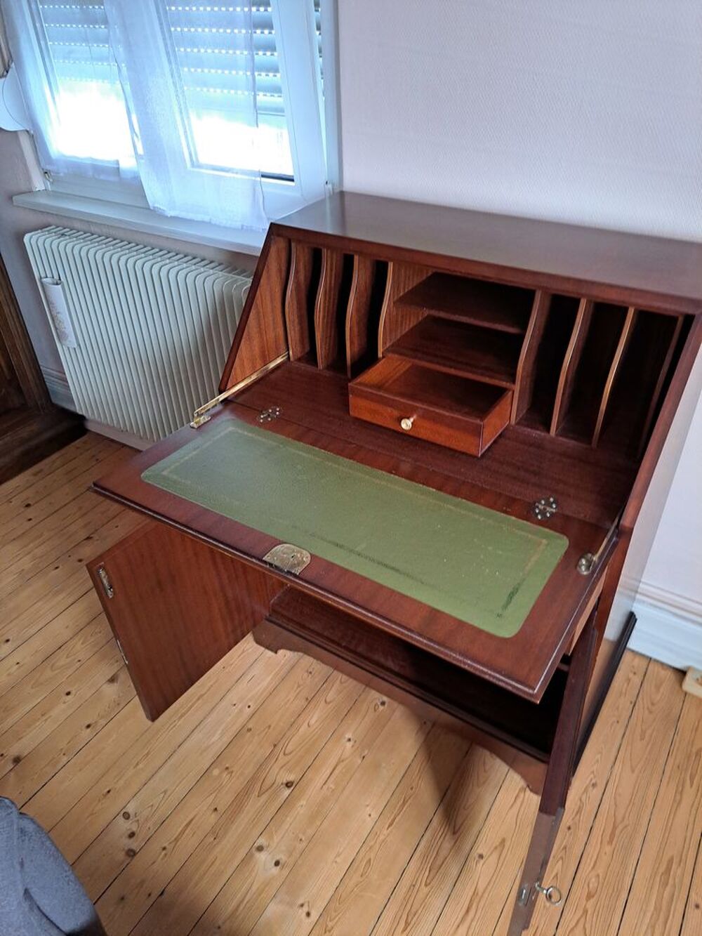 SECRETAIRE EN BOIS MASSIF et SON FAUTEUIL Meubles