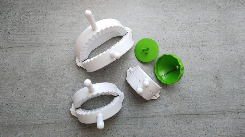 Set de 3 Moules &agrave; Chaussons, Raviolis, etc?+ 1 Coupe L&eacute;gumes Cuisine