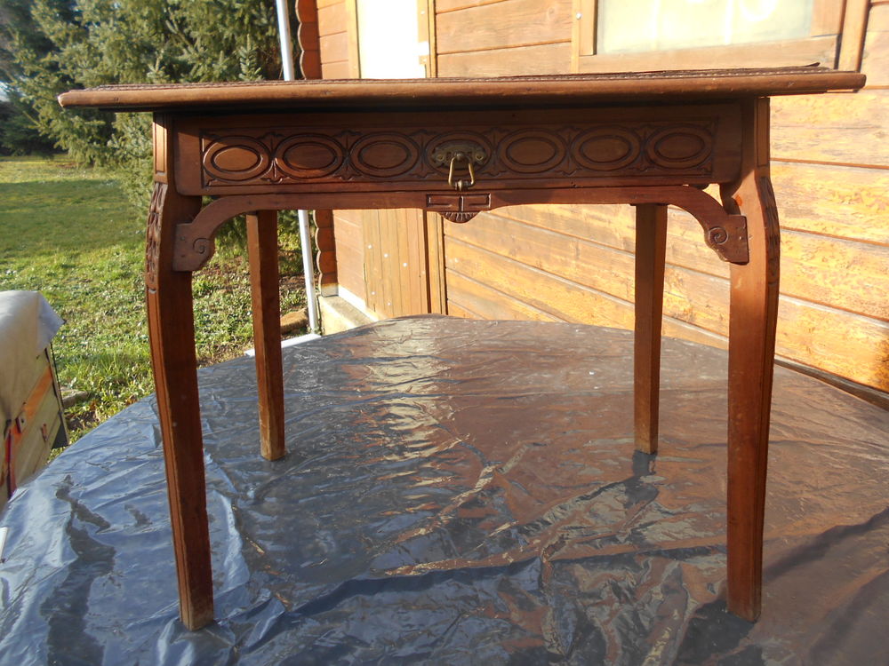PETITE TABLE bois sculpt&eacute; Meubles