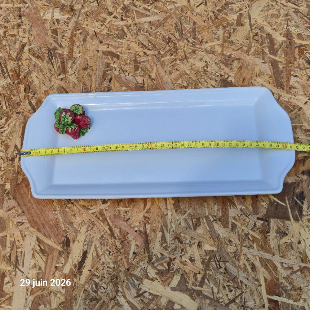 Plat &agrave; cake pour dessert ou sal&eacute;, avec des fraises de saison Cuisine