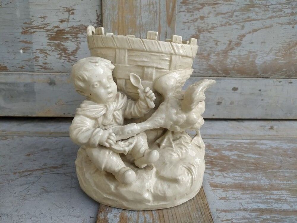 Ancien Vase Fa&iuml;ence Blanche Oie Volant le Gouter d'un Enfant Décoration