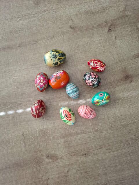 Lot de plusieurs ?ufs en bois peints � la main Villeneuve-d'Ascq (59)