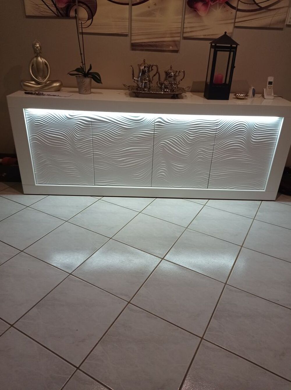 Buffet laqu&eacute; blanc avec &eacute;clairage Meubles