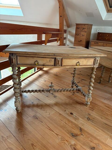 Table ancienne en bois massif à pieds torsadés ? 2 tiroirs 40 Marnay (70)