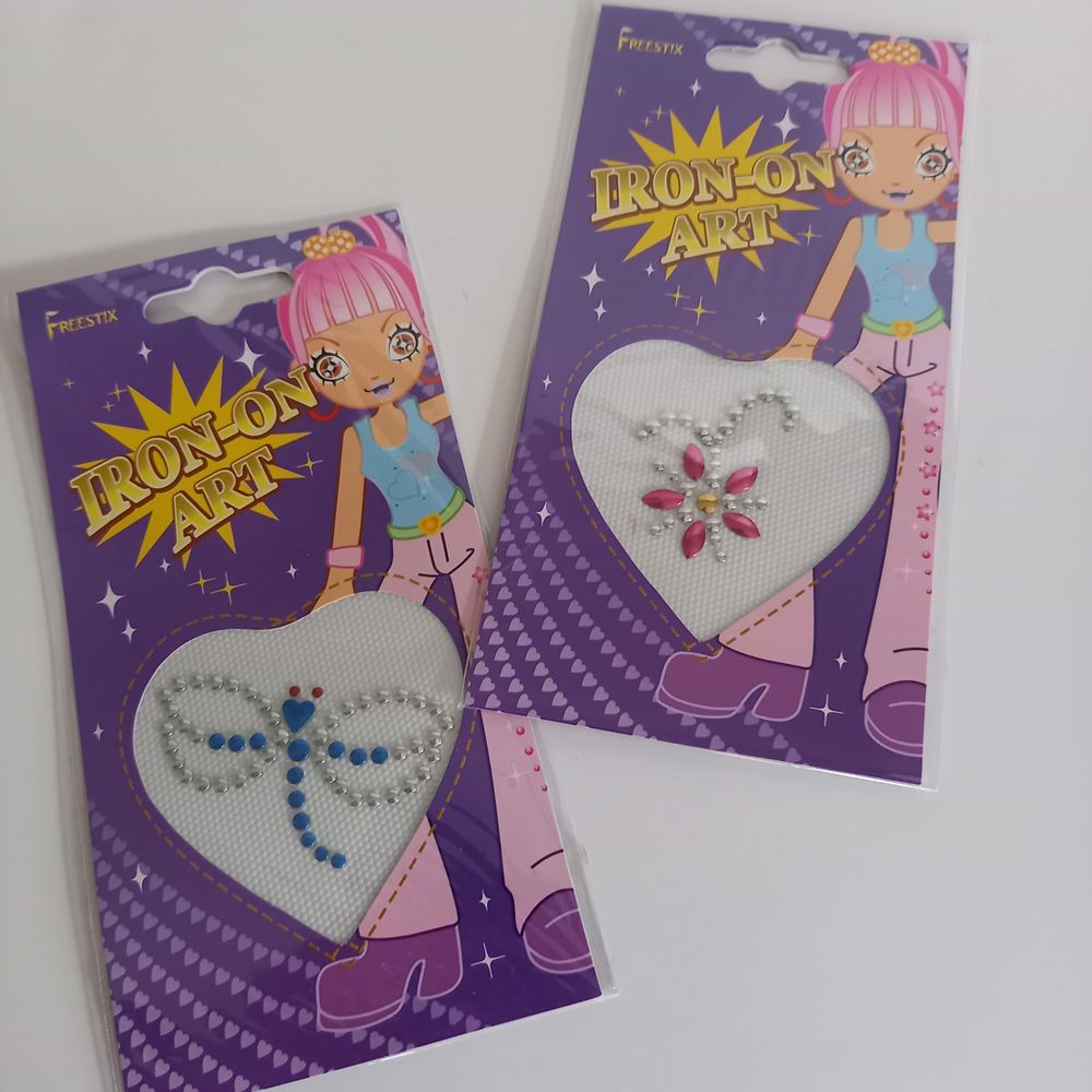 Une belle fleur et une libellulle , &eacute;cusson strass Vêtements enfants
