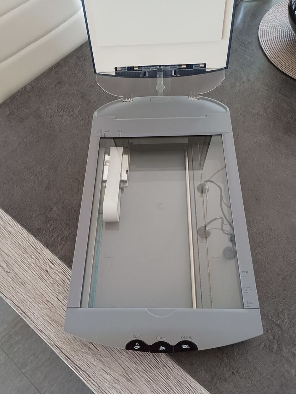 Canon CanoScan D1250U2, noir et gris, Matériel informatique