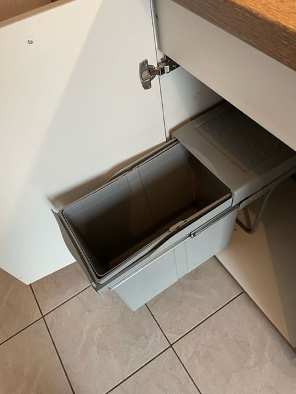 Poubelle de cuisine coulissante, grise, avec couvercle. 30 l Meubles