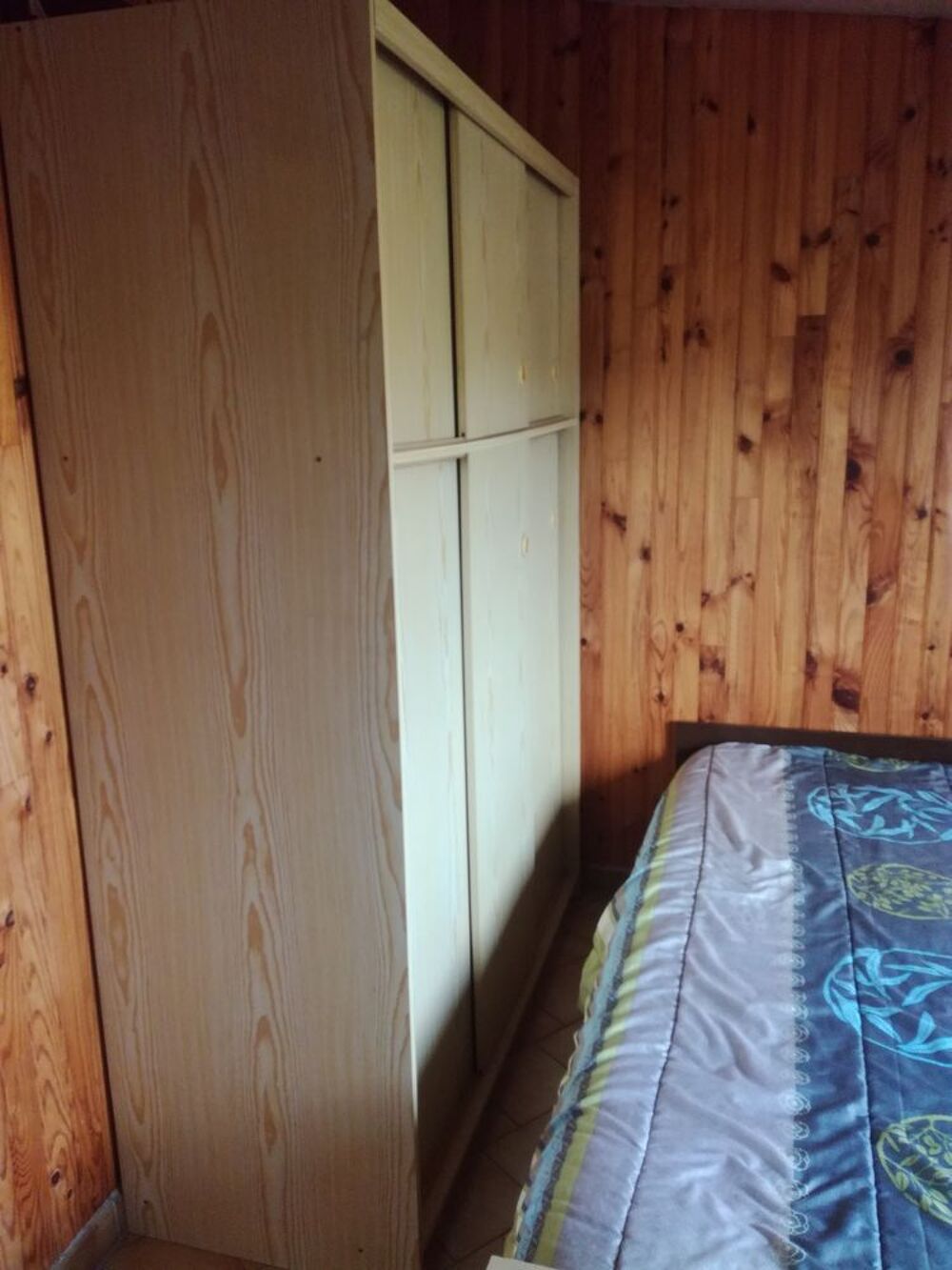 Chambre compl&egrave;te avec literie tr&egrave;s bon &eacute;tat 140
Meubles