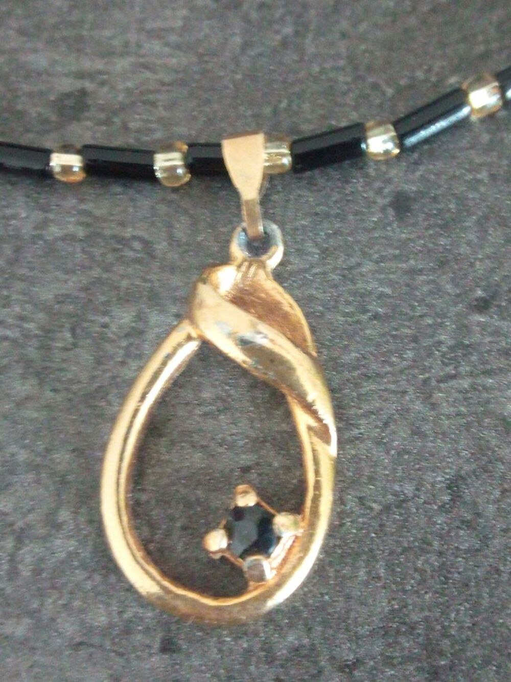 Collier noir/dore avec pendentif Bijoux et montres