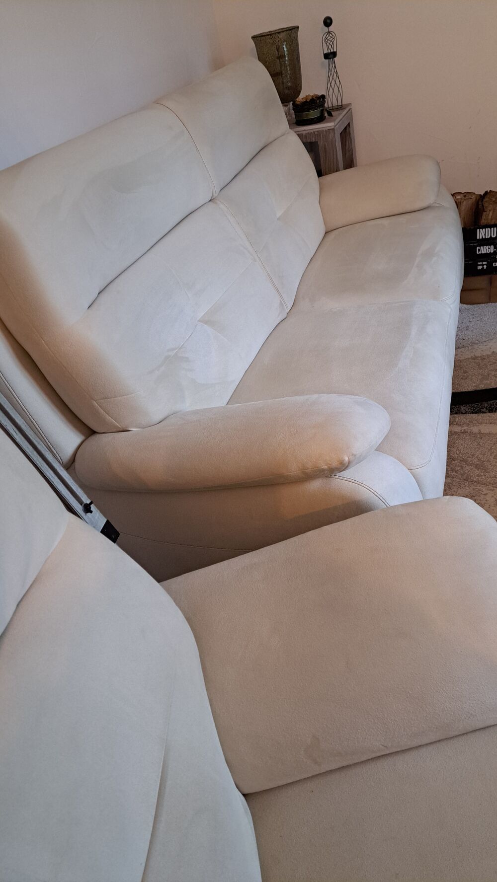 un canap&eacute; et un fauteuil couleur ivoire Meubles