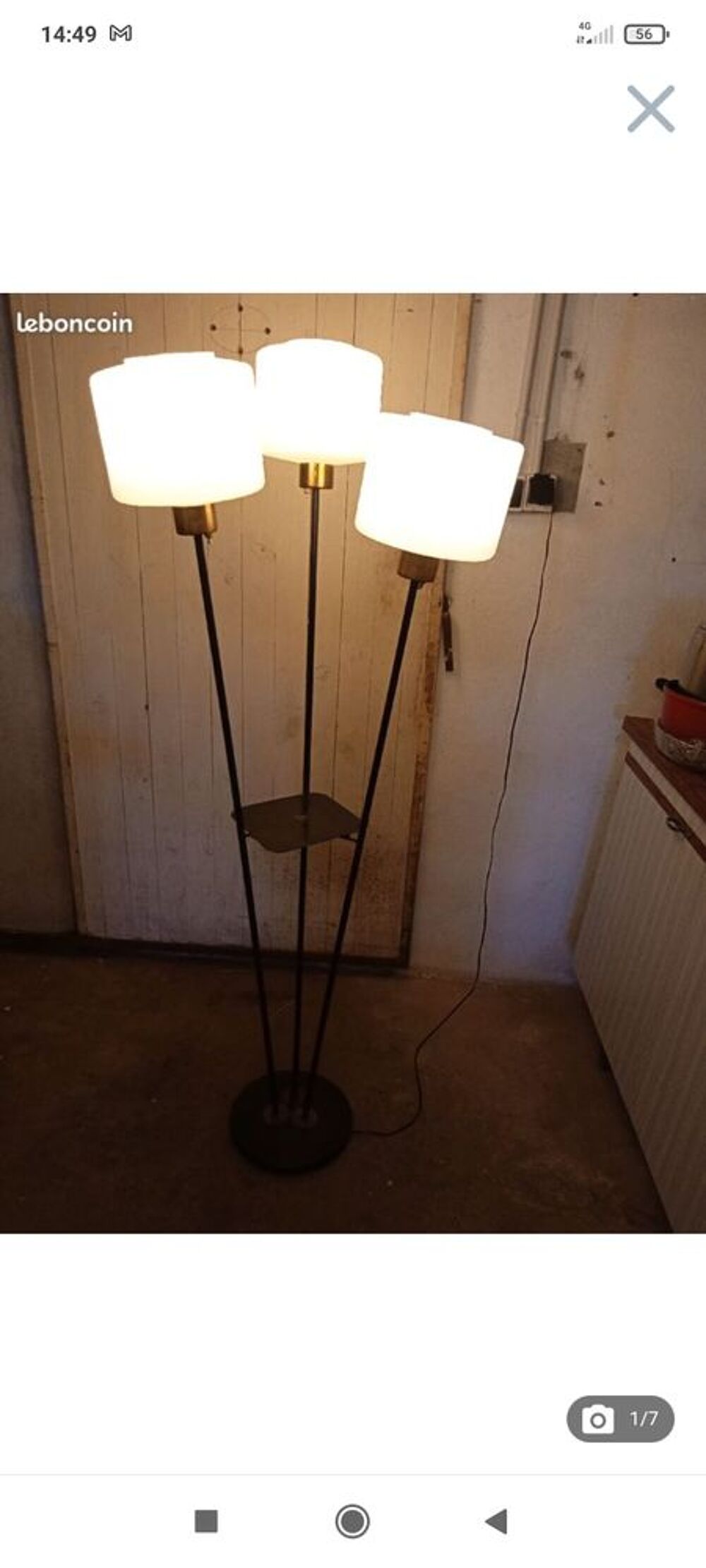 Lampadaire vintage 3 branches avec globe en verre blanc. Décoration