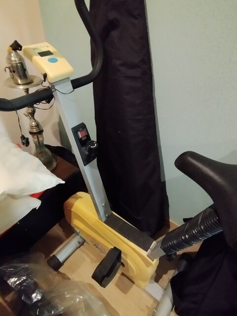 Vélo d'appartement jaune et noir Garennes-sur-Eure (27)