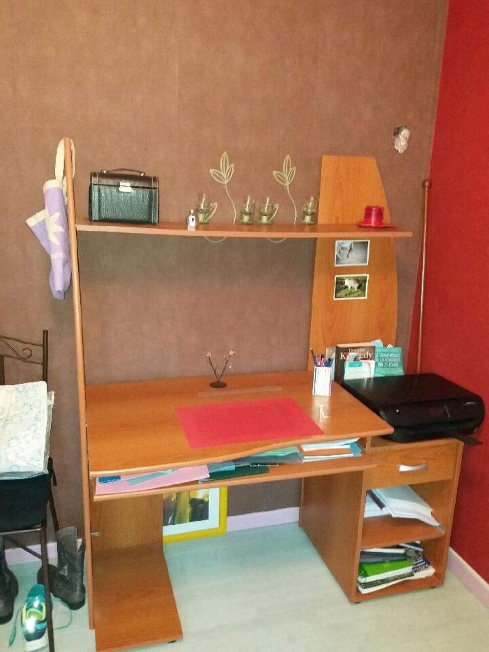 TB BUREAU AVEC TABLETTE INFORMATIQUE ET TIROIR
Meubles