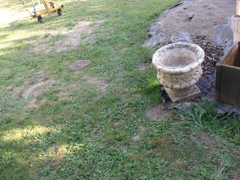 Jardini�re de jardin ronde en pierre.
20 Martres-de-Rivi�re (31)