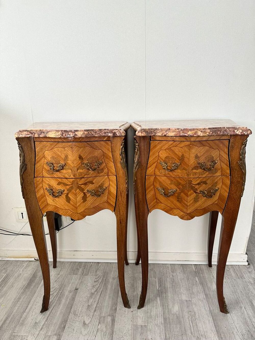 Paire de tables de chevet en marqueterie avec dessus marbre Meubles