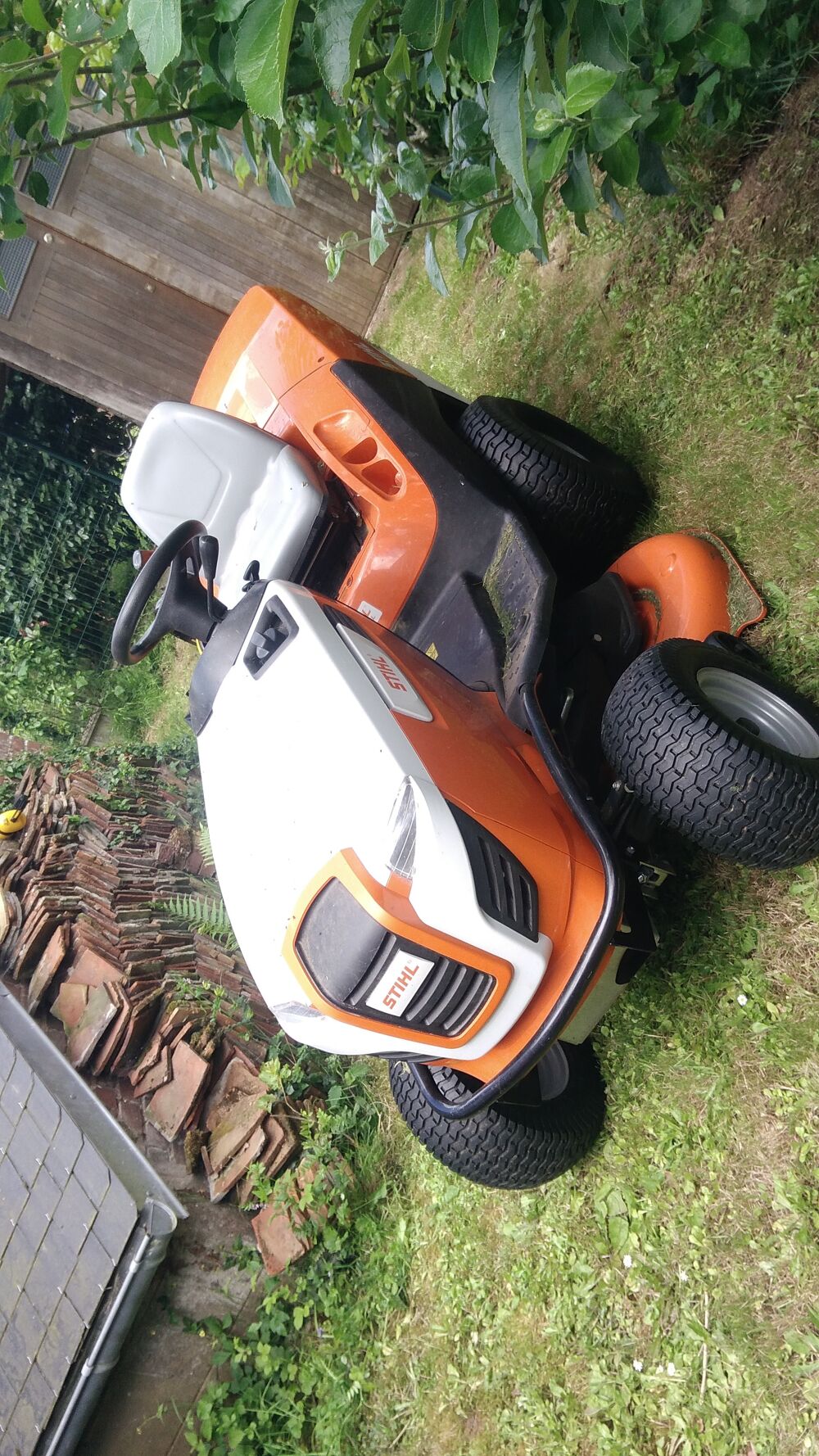 Tracteur tondeuse STIHL RT 6112 ZL. Jardin