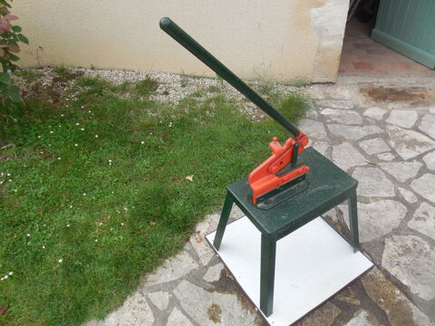 CISAILLE A LEVIER ANCIENNE. 50 Sury-pr�s-L�r� (18)