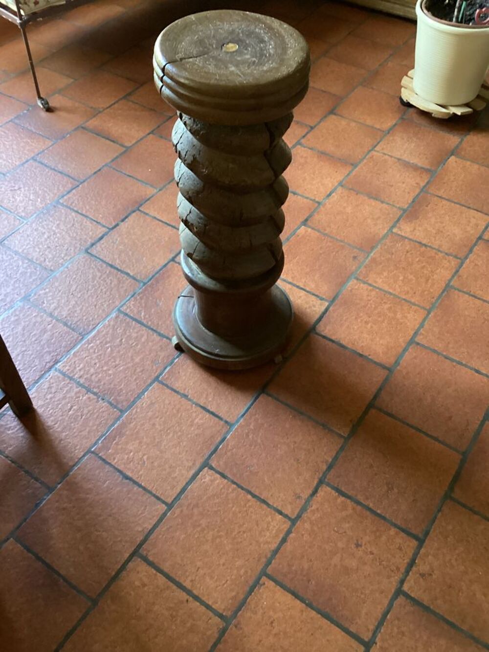 Vis de pressoir sur socle et tablette ronde Décoration
