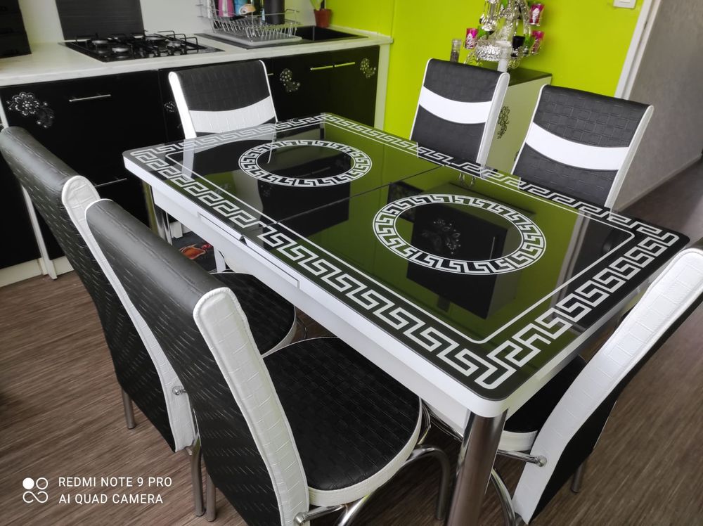 Table &agrave; manger + 6 chaises Meubles