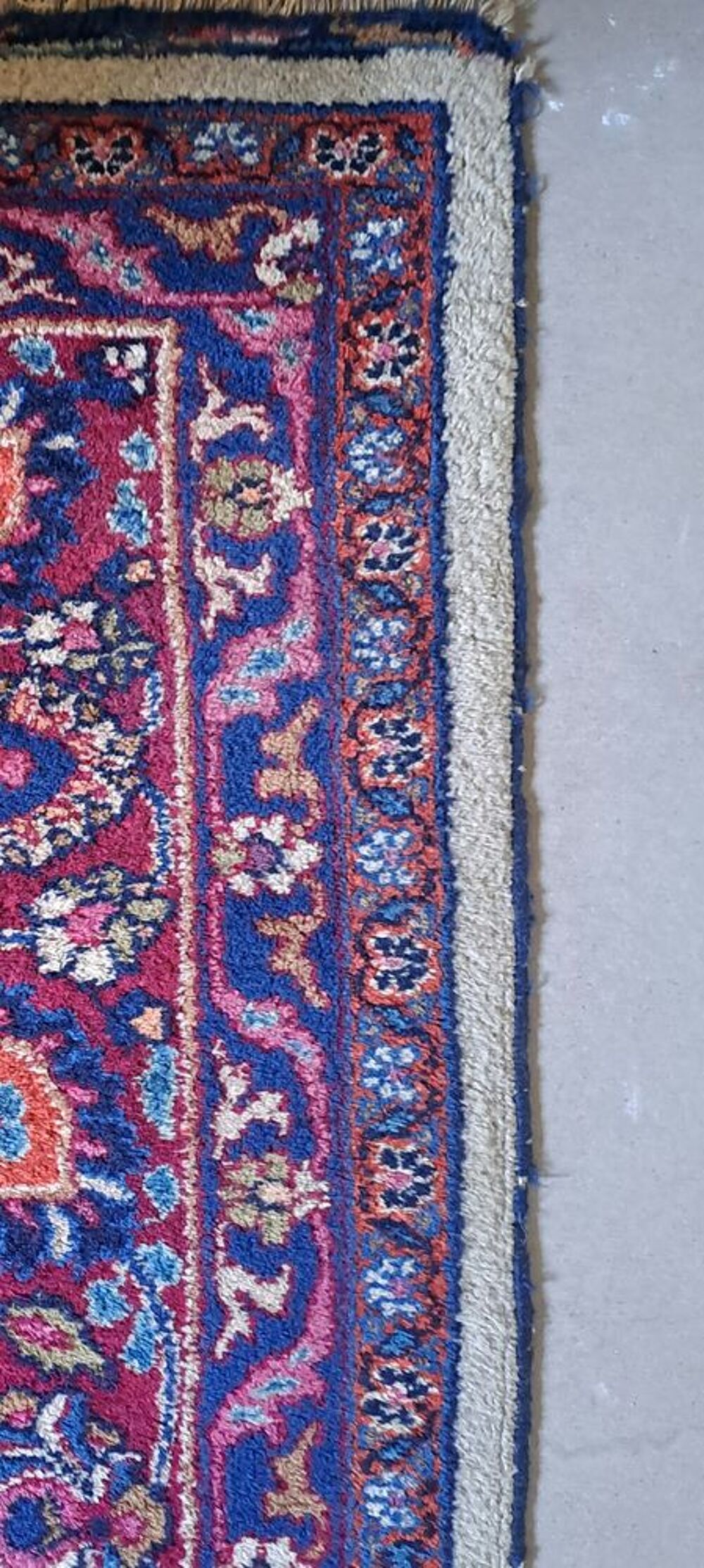 Tapis Persan antique sign&eacute; fait main en laine Décoration