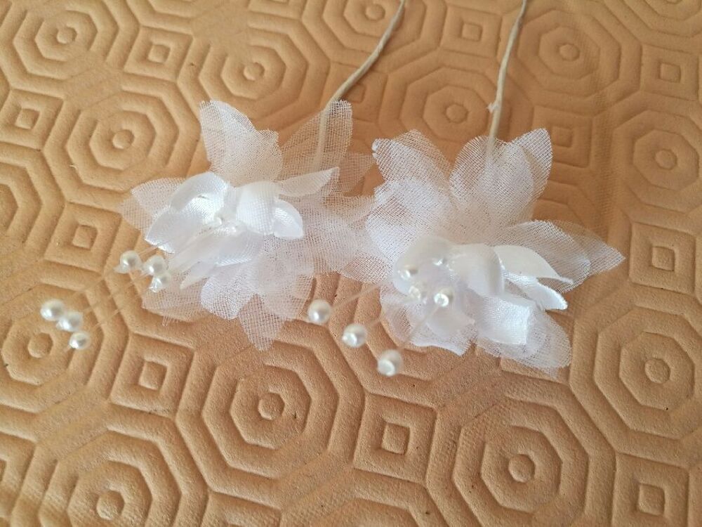  2 Fleurs blanches pour cheveux Maroquinerie