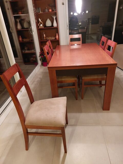 Table de salle � manger avec six chaises assorties . 250 Altkirch (68)