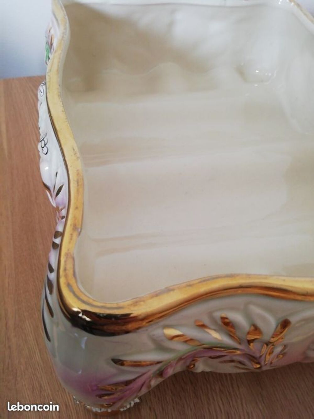 Coffret en c&eacute;ramique dor&eacute;e. Cuisine