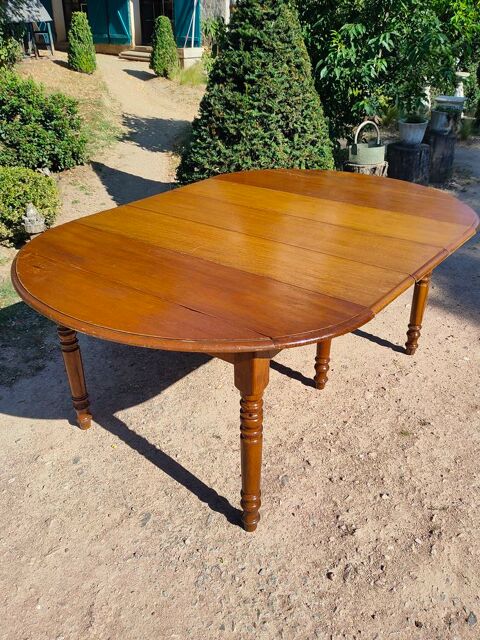 Ancienne table 6 pieds avec 3 rallonges en noyer 170 Avermes (03)