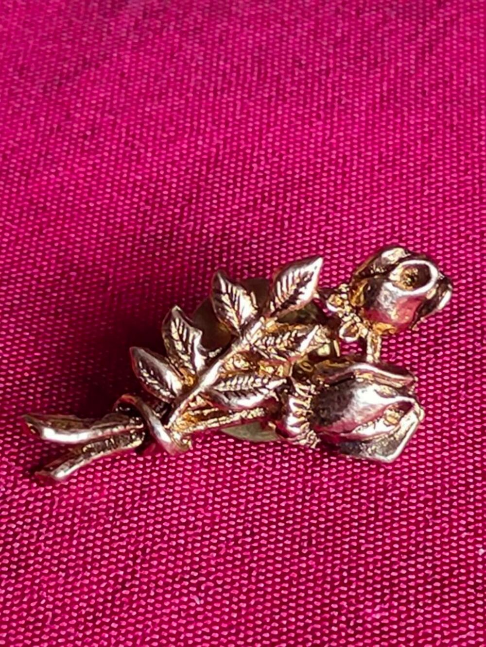 Pin's bouquet de roses en m&eacute;tal dor&eacute; 