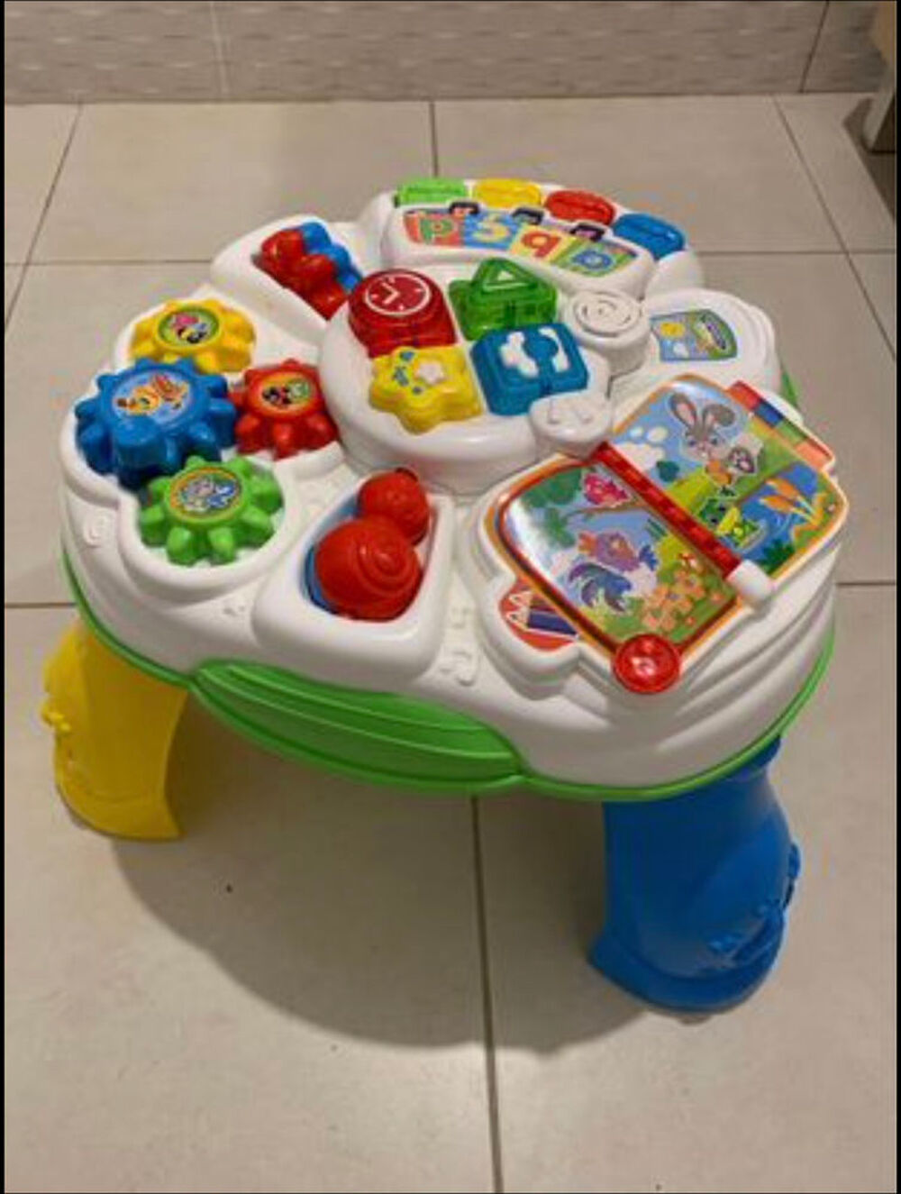 Table d?activit&eacute; b&eacute;b&eacute;. Fran&ccedil;ais italien Puériculture