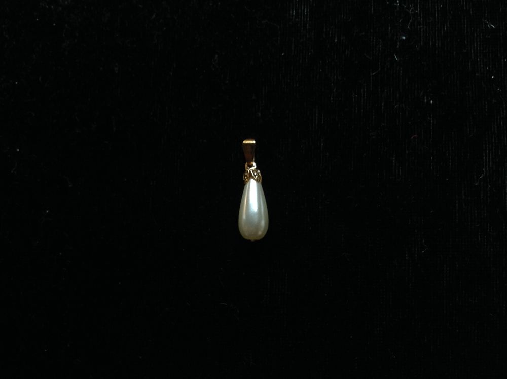 PENDENTIF GOUTTE PERL&Eacute;E Envoi Possible
Bijoux et montres