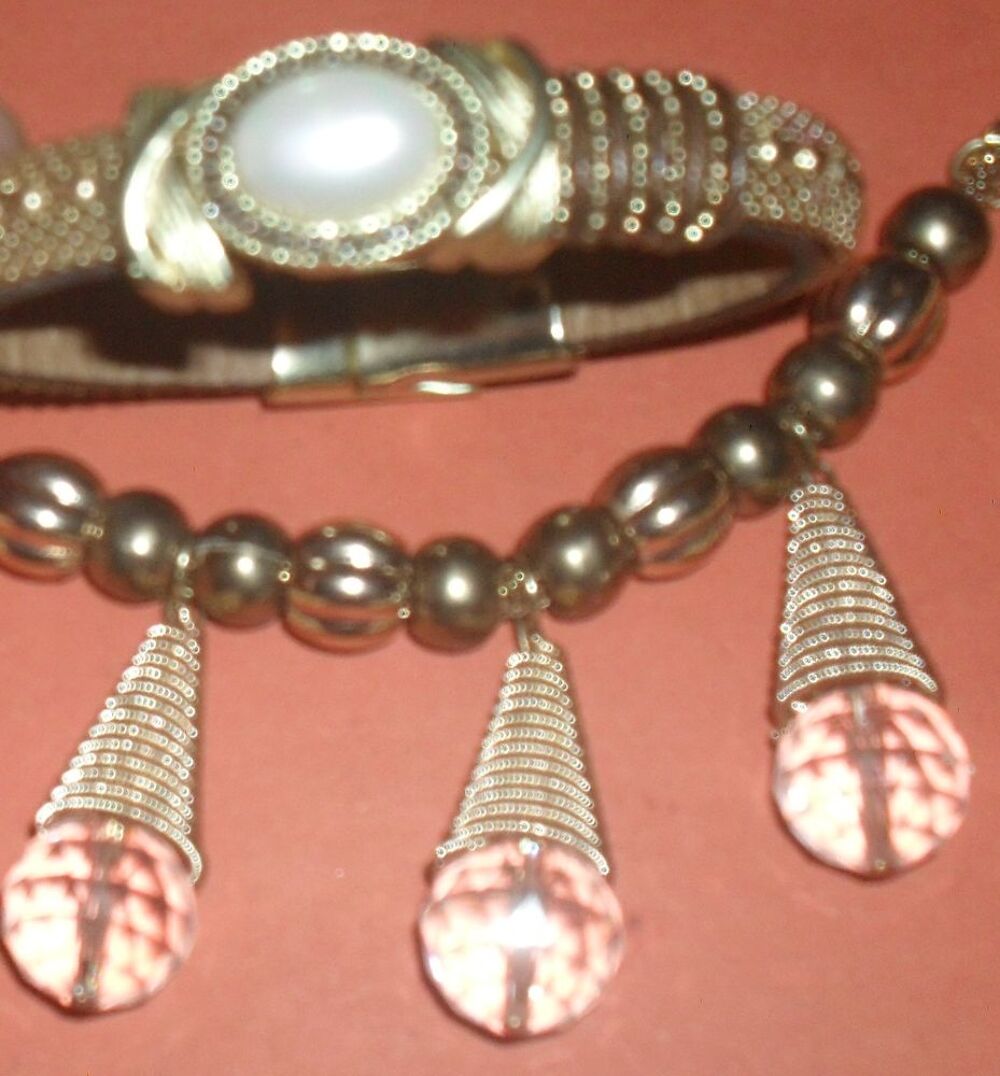 Tr&egrave;s joli et originale Parure collier et bracelet. Bijoux et montres