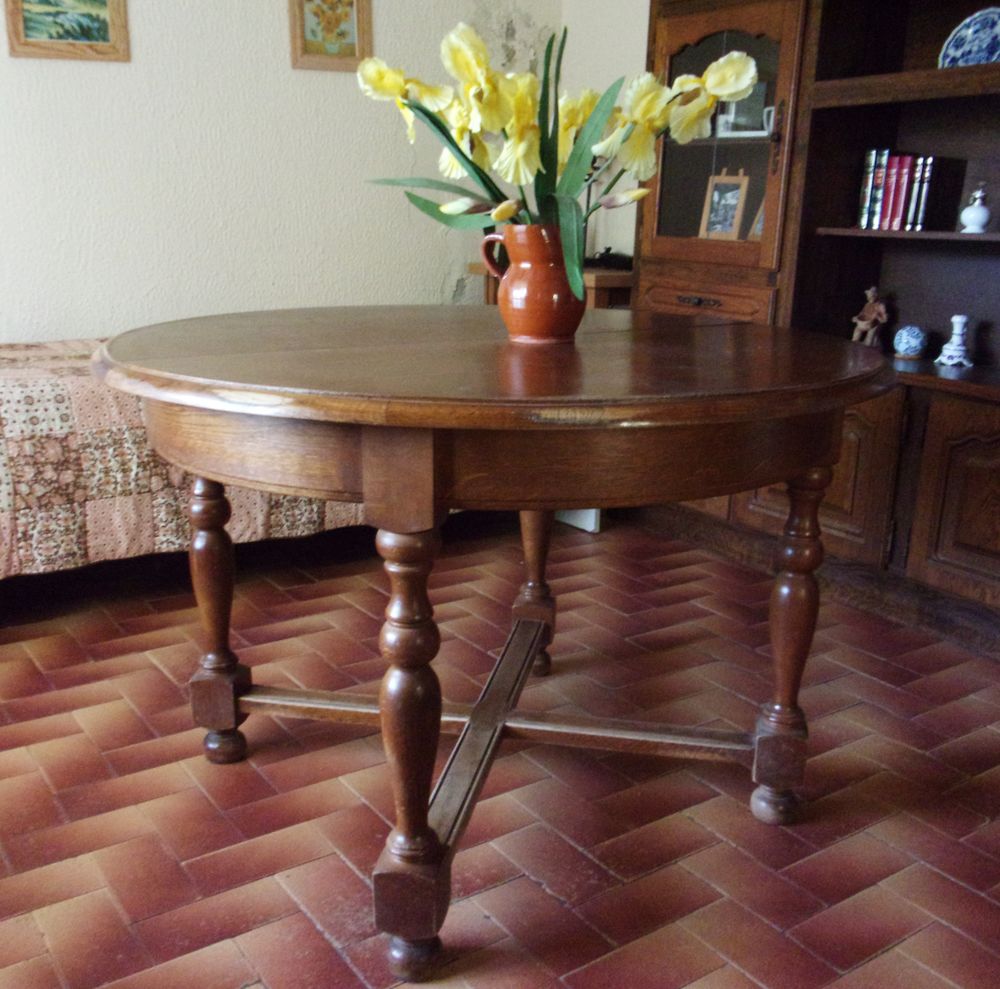 Table ronde en plaqu&eacute; ch&ecirc;ne Meubles