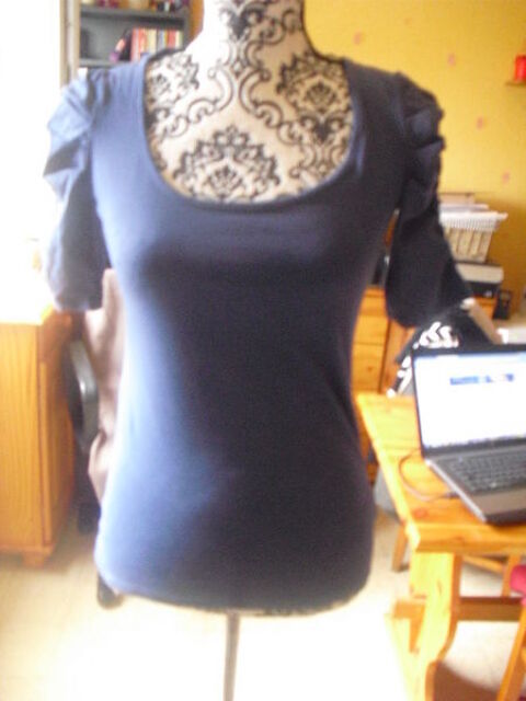 tee shirt bleu fonçé NEUF bord roulotés taille M 5 Lyon 5 (69)