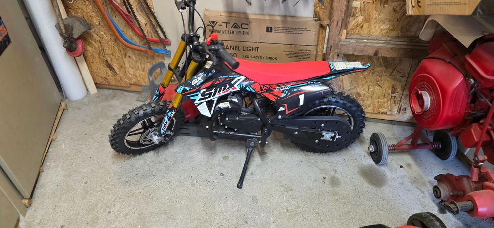 Moto pour enfant 49,9cm&sup2;. Sports
