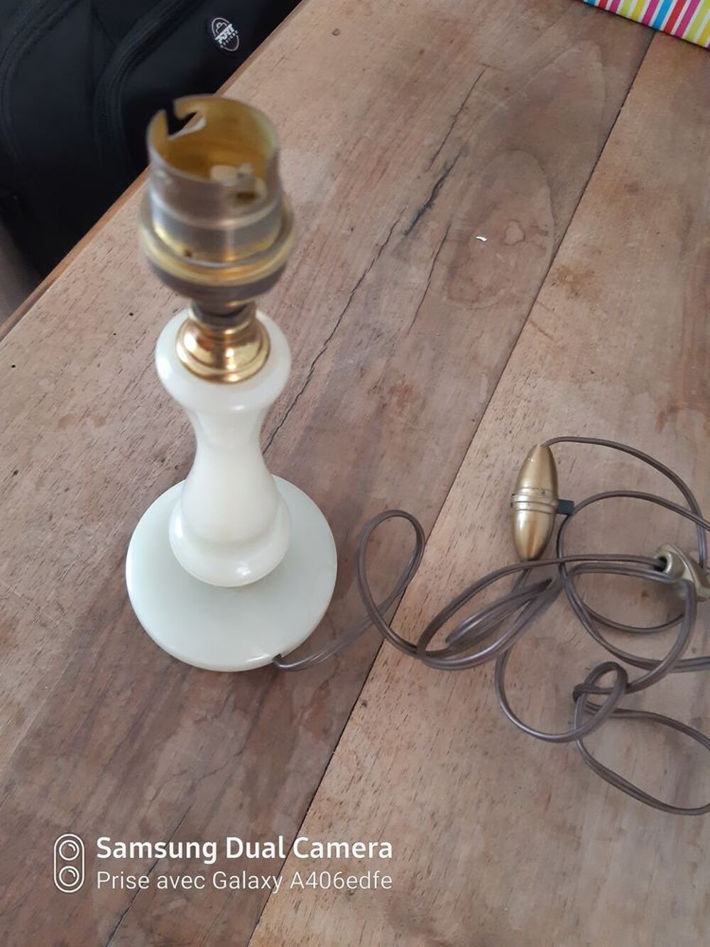 Pied de lampe ancienne en alb&acirc;tre poli brillant
hauteur 23 Décoration