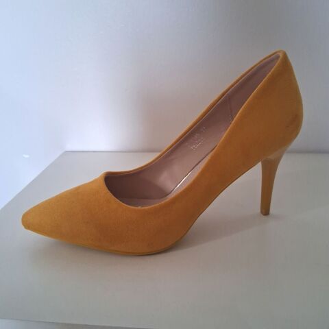 Escarpin Jaune moutarde neuf - taille 37 20 Le Thoronet (83)
