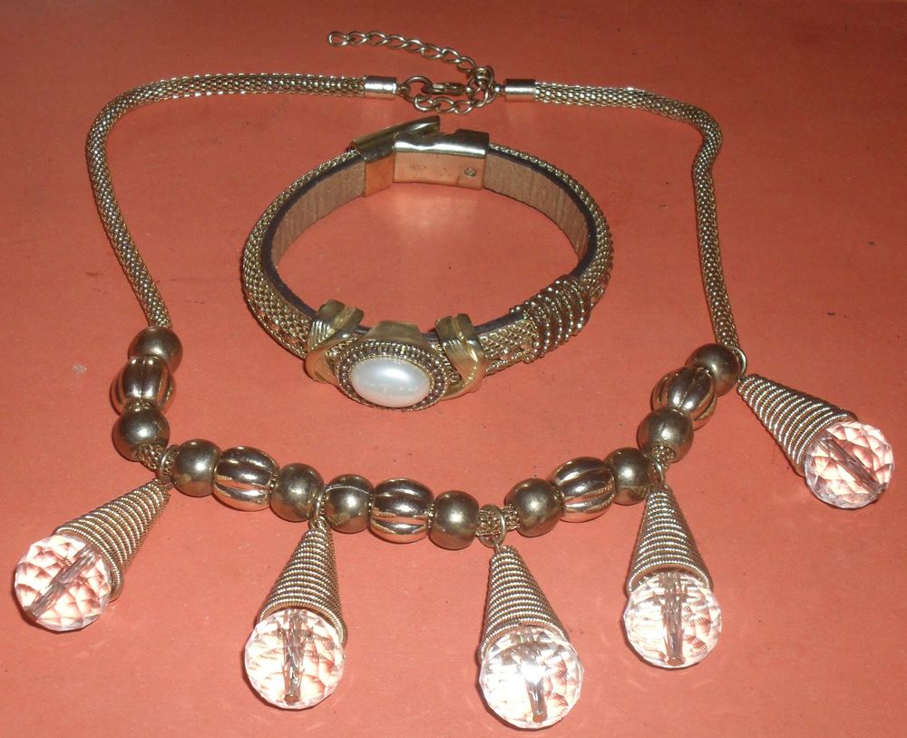 Tr&egrave;s joli et originale Parure collier et bracelet. Bijoux et montres