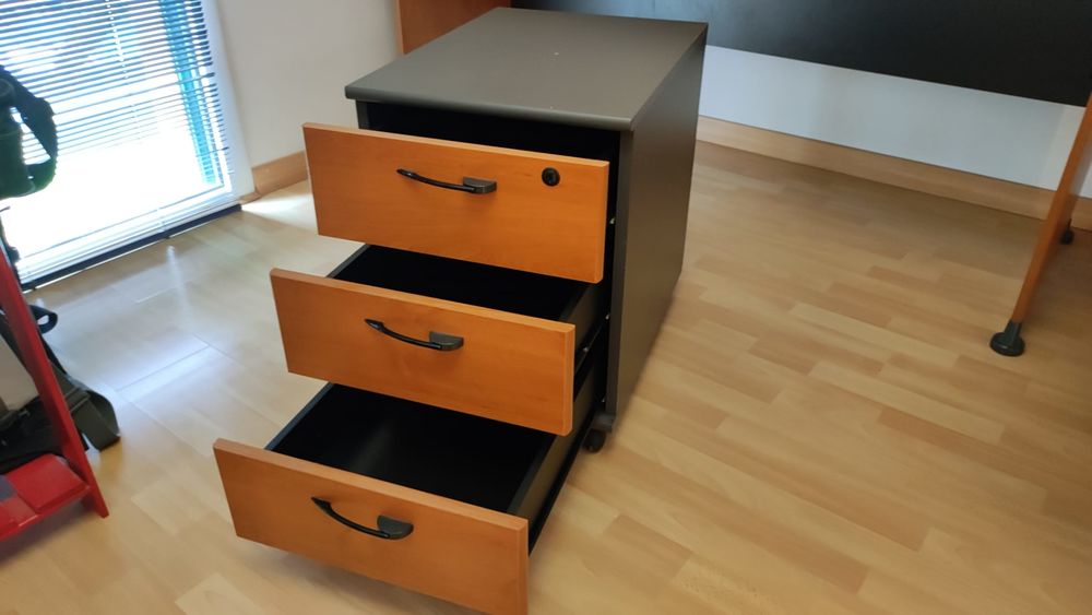 Bureau entreprise, bloc tiroir, &eacute;tag&egrave;re + meuble rangement Meubles