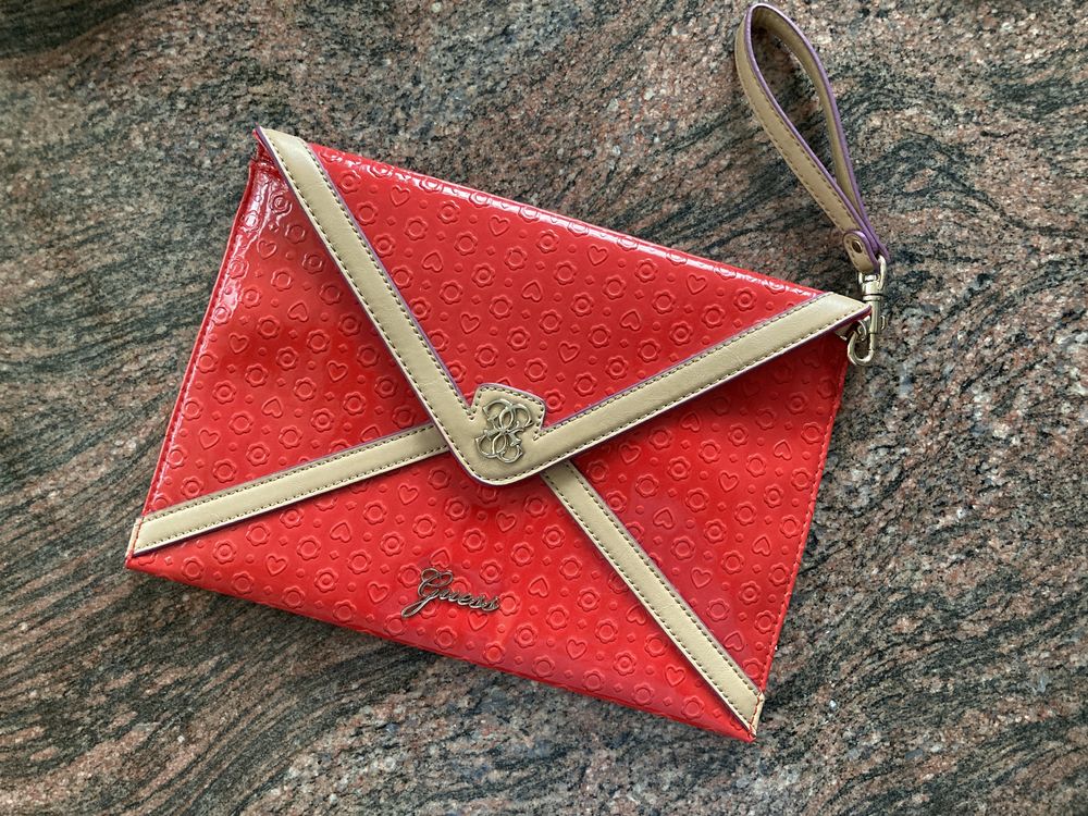 Guess pochette cuir verni rouge Maroquinerie