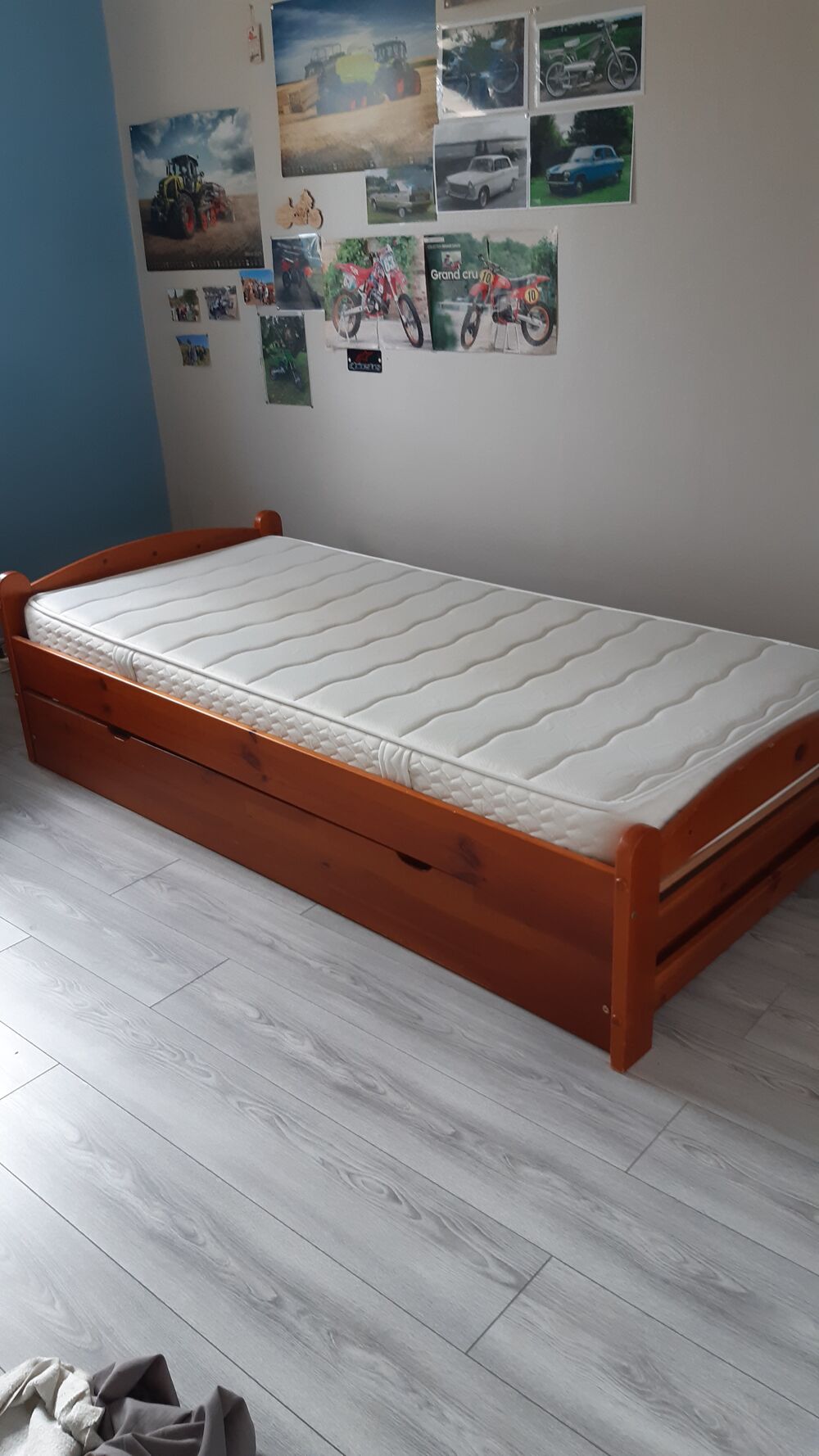 Lit complet 90*190 pin massif teint&eacute; miel Meubles