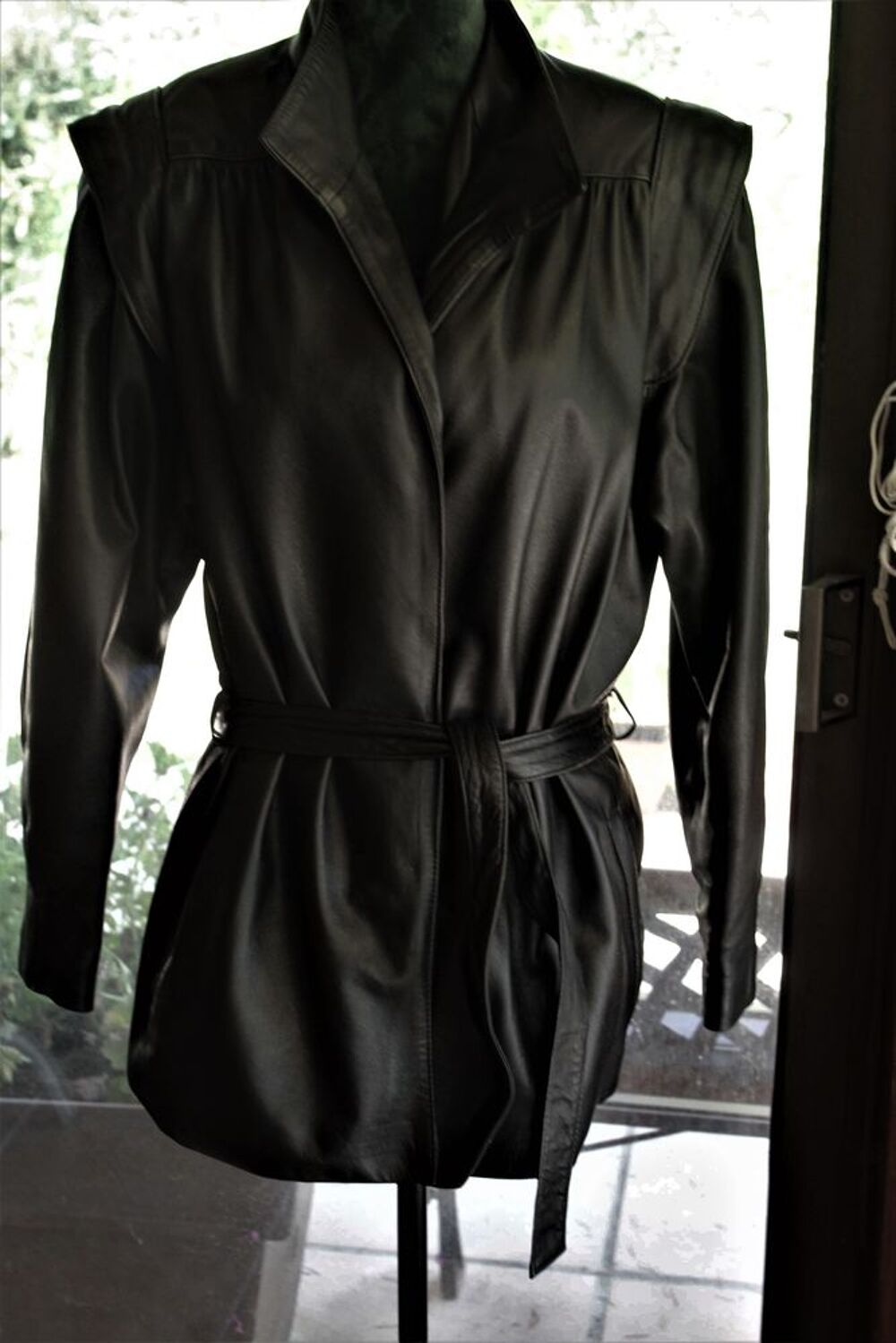 belle veste noire en v&eacute;ritable cuir avec ceinture amovible. Vêtements