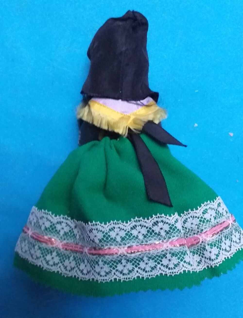 Poupee folklorique, r&eacute;gion &agrave; d&eacute;terminer- robe verte 